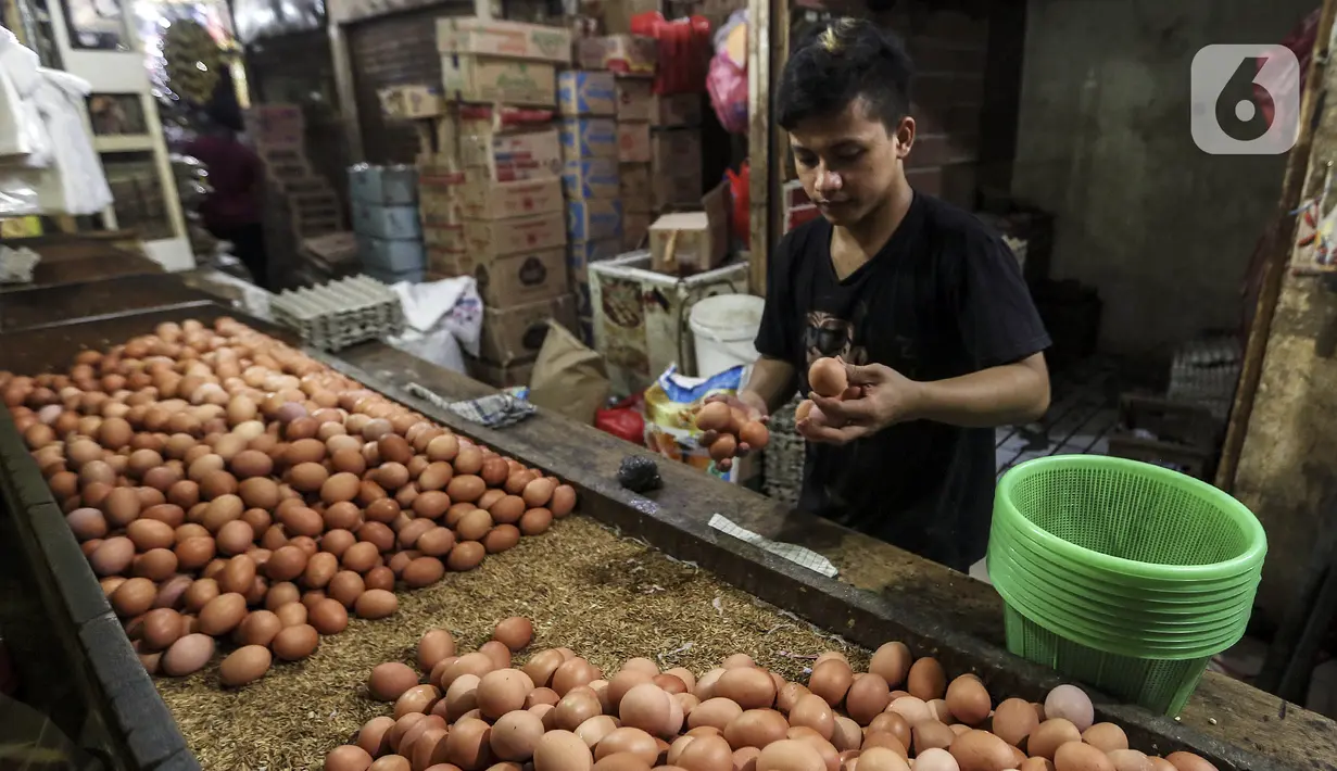 Pedagang menata telur ayam ras di salah satu stan Pasar Kebayoran Lama, Jakarta, Selasa (29/12/2020). Dinas KPKP Provinsi DKI Jakarta menyiapkan operasi pasar guna mengendalikan harga pangan, salah satunya telur ayam yang mengalami kenaikan jelang Tahun Baru 2021. (Liputan6.com/Johan Tallo)