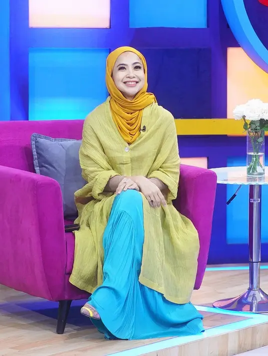 Seperti tunik hijau yang dipadukan dengan long skirt biru dan hijab warna kuning.