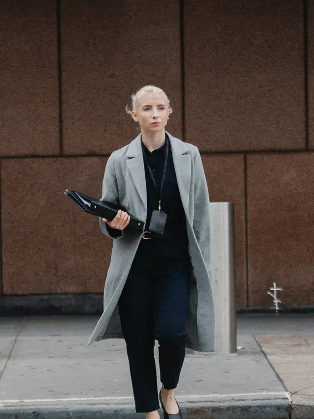 Contoh ilustrasi berjalan ke tempat kerja