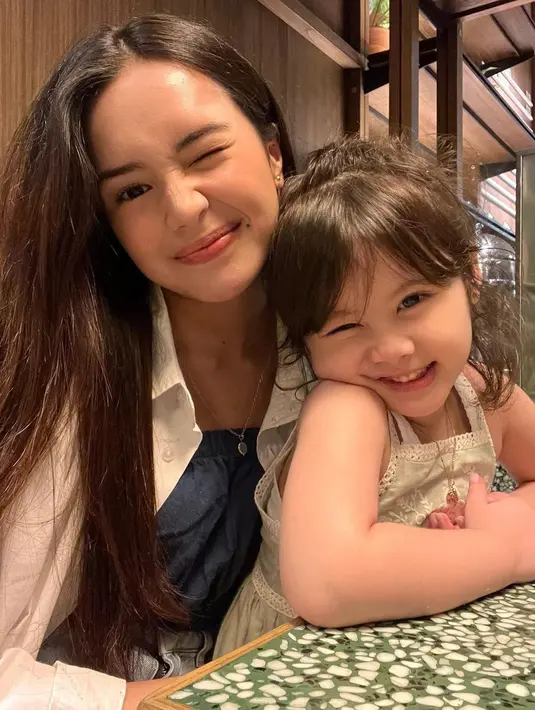 Terpaut usia belasan tahun, Acha Septriasa malah menganggap Beby Tsabina sahabat putrinya, Brie. Apalagi Brie tampak nyaman berinteraksi dengan Beby. (Foto: instagram.com/@bebytsabina)