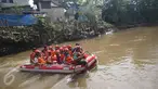Siswa dan siswi SD mengikuti acara Aksi Cinta Lingkungan di Sungai Ciliwung, Jakarta, Rabu (21/12). Kegiatan yang diadakan oleh Palyja bertujuan mengajak siswa agar menjaga kelestarian alam dan ketersediaan air bersih. (Liputan6.com/Immanuel Antonius)