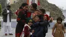 Satu keluarga Kristen saling menyapa usai melaksanakan Misa Natal di sebuah gereja di Multan, Pakistan, Rabu (25/12/2019). Berdasarkan sensus penduduk pada tahun 1998, umat Kristen di Pakistan berjumlah sekitar satu persen dari keseluruhan penduduk. (AP Photo/Asim Tanveer)