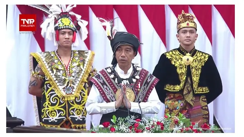 7 Potret Jokowi Pakai Baju Adat Tanimbar Khas Maluku di Sidang Tahunan MPR 2023, Curi Perhatian