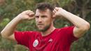 Striker Persija Jakarta, Marko Simic memegang kedua kupingnya saat latihan di Lapangan Sutasoma, Jakarta, Senin (12/3/2018). Persija berlatih jelang laga Piala AFC melawan Song Lam Nghe An. (Bola.com/Asprilla Dwi Adha)