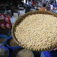 Pekerja tengah mengangkat kacang kedelai untuk dijadikan bahan dasar pembuatan tahu di Jakarta, Rabu (6/1/). Dari kebutuhan sekitar 2,5 juta ton per tahun, 1,7 juta ton diantaranya harus dipenuhi dari impor. (Liputan6.com/Angga Yuniar)