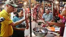 Transaksi jual beli daging di Pasar Senen, Jakarta, Kamis (22/6). Harga daging sapi segar diprediksi dapat melonjak hingga Rp 150.000 per kilogram sampai menjelang Lebaran 2017. (Liputan6.com/Angga Yuniar)