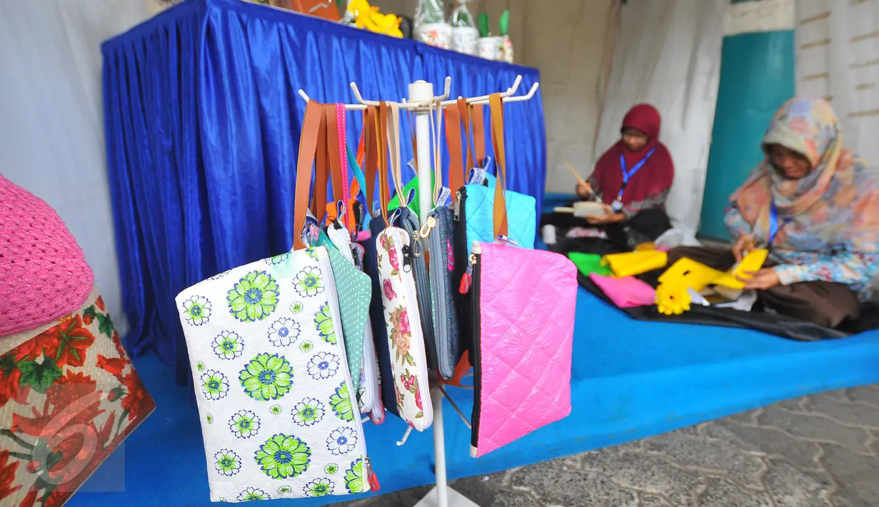 Dompet produk usaha modal kecil menengah (UMKM) pada bazar yang digelar PT KAI di Stasiun Gambir, Jakarta, Rabu (28/12). Bazar ini dilaksanakan secara serentak di 14 stasiun di berbagai wilayah Indonesia. (Liputan6.com/Angga Yuniar)