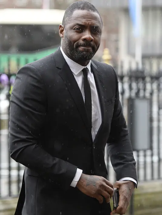 “Itu bahkan bukan pohon, itu hanya ranting. Ranting itu patah dan saya benar-benar jatuh sekitar enam kaki sebelum akhirnya saya ditangkap oleh orang keamanan!" Elba menceritakan pengalamannya yang mengerikan itu. (Bintang/EPA)