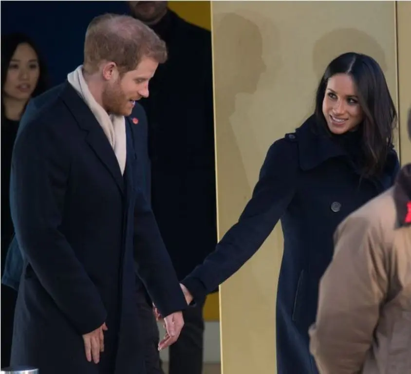 Acara publik resmi pertama Pangeran Harry and Meghan Markle di Nottingham, 1 Desember 2017. (via Huffington Post/Getty Images)