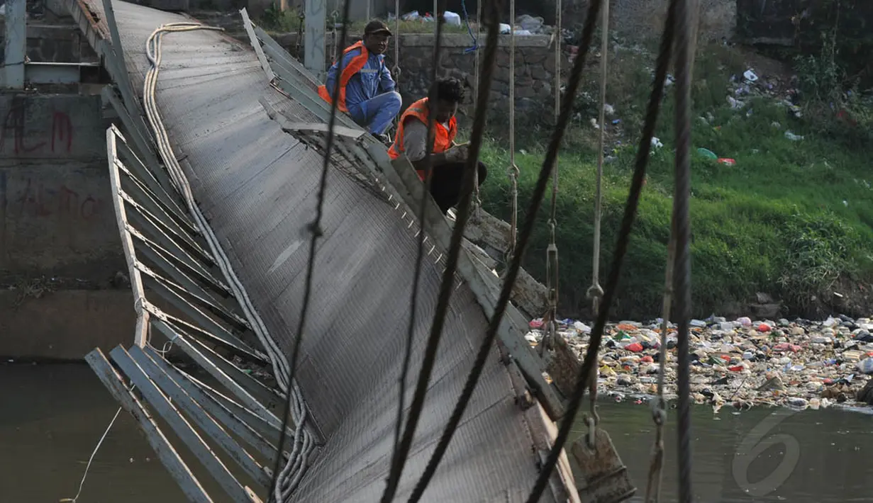 Kondisi Jembatan gantung Setia Kawan yang terbentang di Kanal Banjir Barat (KBB), yang hampir roboh, Jakarta, (1/9/14). (Liputan6.com/Johan Tallo)