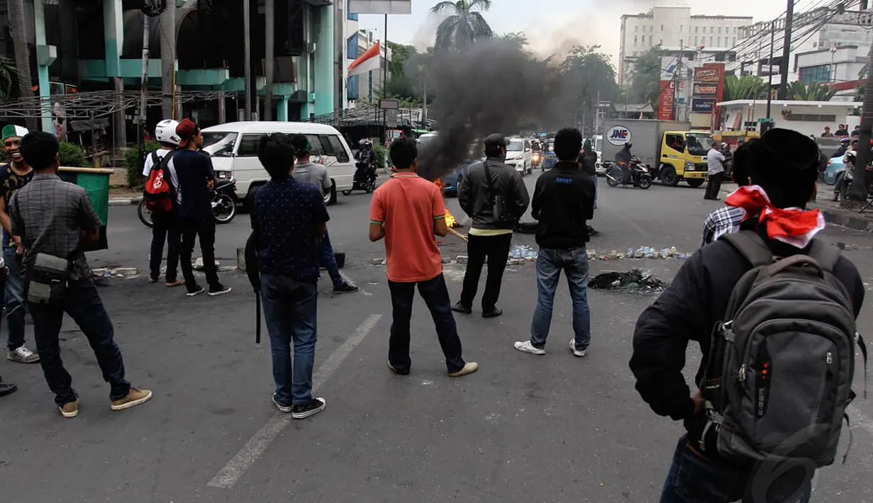 Para mahasiswa melakukan aksi penolakan kenaikan harga BBM dengan cara memblokir Jalan Cikini Raya, Jakarta, Selasa (18/11/2014). (Liputan6.com/Faizal Fanani)