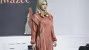 ZAHWAZEE memilih tema earth tone untuk koleksi busana muslim terbarunya, seperti orange-cokelat. [Jakarta Fashion Trend 2023]