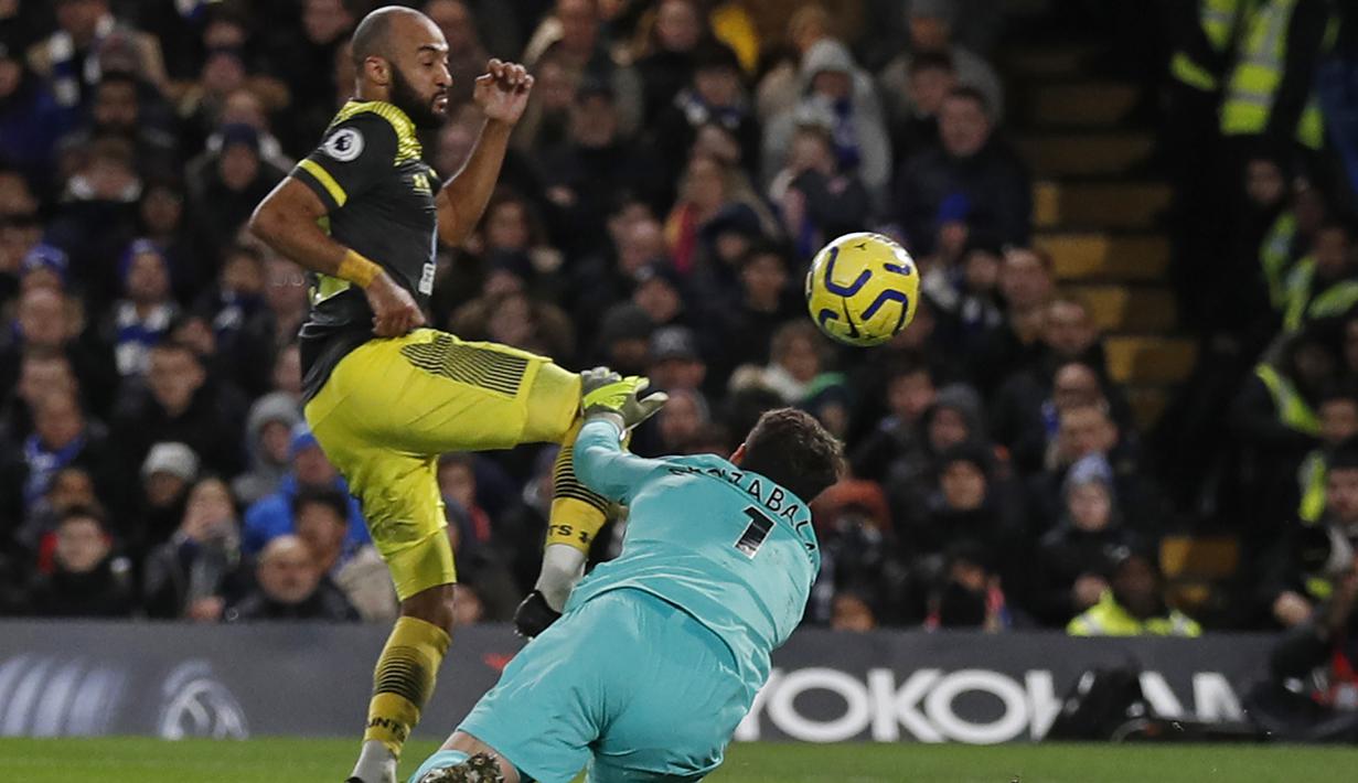 Gelandang Southampton, Nathan Redmond, mencetak gol ke gawang Chelsea pada laga Premier League 2019 di Stadion Stamford Bridge, Kamis (26/12). Chelsea menyerah 0-2 dari Southampton. (AFP/Adrian Dennis)