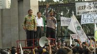 Kapolri Jenderal Listyo Sigit Prabowo dan tiga orang pimpinan DPR RI menemui mahasiswa yang berdemonstrasi di Gedung Parlemen, Senin (11/4/2022). Diketahui, mahasiswa yang tergabung dalam BEM SI mengadakan unjuk rasa 11 April. (Liputan6.com/Angga Yuniar)