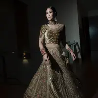 Pevita Pearce tampil memesona mengenakan busana khas India, lahengan warna kecoklatan yang dihiasi dengan bordiran dan beads.&nbsp;[@pevpearce]