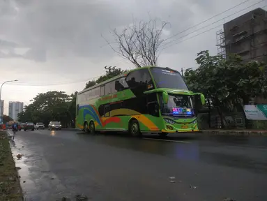 Yang pertama adalah Jetbus 3+ SDD (Super Double Decker). Bus ini adalah bus produksi karoseri Adiputro yang berlokasi di Malang, Jawa Timur. Bus ini memiliki Headlamp LED dengan Proyektor halogen dan Stoplamp kombinasi LED dengan bohlam. Bus ini memiliki lampu sein berjenis sequential. Ciri khas dari bus ini adalah desainnya yang simpel dan bagian wajah yang terlihat seperti sedang tersenyum