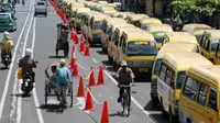 Ratusan angkutan kota mogok beroperasi di Jalan Gajah Mada, Jember, Jatim, Selasa (26/1). Mereka menuntut Pemkab Jember untuk merubah arus lalu lintas. (Antara)