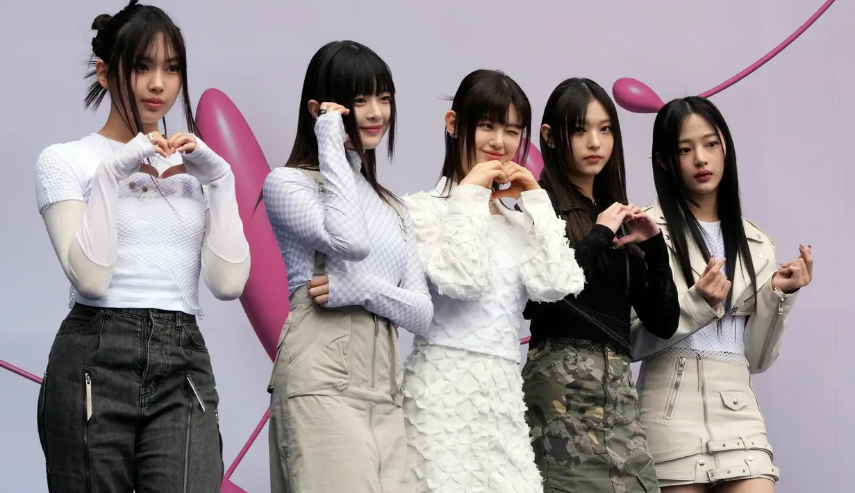 Minji tampil dengan rambut hitam panjang yang dibiarkan tergerai. (AP Photo/Ahn Young-joon)