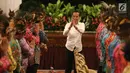 Presiden Joko Widodo atau Jokowi menyapa para tokoh Papua saat mengadakan pertemuan di Istana Negara, Jakarta, Selasa (10/9/2019). Jokowi mengundang 61 tokoh asal Papua dan Papua Barat untuk membicarakan masalah percepatan kesejahteraan di Tanah Papua. (Liputan6.com/Angga Yuniar)