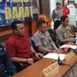 Kabid Humas Polda Jabar Komisaris Besar Saptono Erlangga memberikan keterangan hasil penyelidikan kematian Lina Jubaedah di Mapolrestabes Bandung, Jumat (31/1/2020). (Liputan6.com/Huyogo Simbolon)