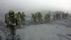 Anggota Pasukan Bela Diri Jepang melakukan operasi penyelamatan korban erupsi Gunung Ontake, (7/10/2014). (Joint Staff of the Defence Ministry of Japan/Handout via Reuters)