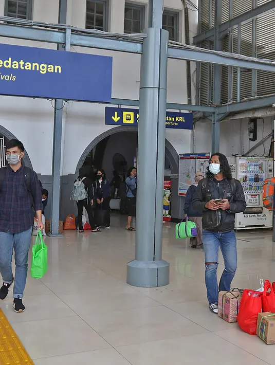 <p>Penumpang kereta api Dharmawangsa Surabaya Pasarturi&ndash;Pasar Senen tiba di stasiun Senen, Jakarta, Minggu (3/01/2021). Stasiun Daop 1 meliputi Stasiun Gambir, Stasiun Senen, Stasiun Jatinegara, Stasiun Bekasi, Stasiun Cikampek, Stasiun Karawang, hingga Stasiun Jakarta Kota. (Liputan6.com/Herman Zakhar</p>