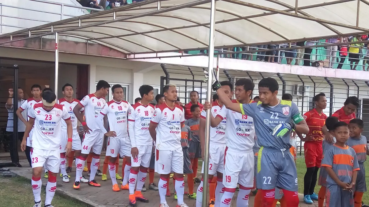 Persis Solo (putih) bersiap menghadapi Persiba Bantul di Stadion Sultan Agung Bantul, Minggu (7/5/2017). Kedua tim bermain 1-1. 