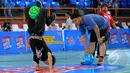 Aksi freestyle dengan menggunakan kaki diperagakan salah satu peserta di acara Popmie InstaHits Grand Final Kompetisi Frestyle Bakset Ball, Senayan, Minggu (17/2/2015). (Liputan6.com/Faisal R syam)