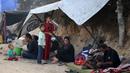 Warga Palestina yang mengungsi dari Kota Gaza berkumpul di bawah naungan tenda-tenda di kamp pengungsi Nuseirat di Jalur Gaza tengah pada 28 September 2025. (Eyad BABA/AFP)