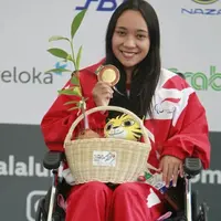 Laura Aurelia Dinda, atlet pertama Indonesia yang meraih medali emas pada ASEAN Para Games 2017, Senin (18/9/2017). (Humas CdM APG)