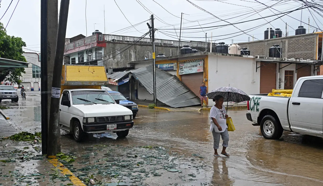 Kepala layanan darurat nasional, Laura Velazquez mengatakan badai John dapat menyebabkan “hujan deras” lanjutan di Guerrero. (Francisco Robles/AFP)