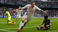 Pemain Real Madrid, Gareth Bale merayakan golnya ke gawang Espanyol pada lanjutan La Liga di Santiago Bernabeu stadium. Madrid, (18/2/2017). Real Madrid menang 2-0. (AP/Francisco Seco)