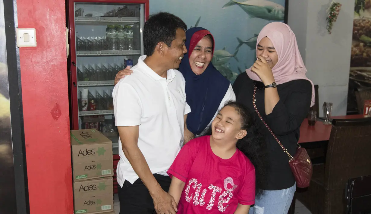 Jelang partai final Piala Jenderal Sudirman, pelatih Mitra Kukar, Jafri Sastra, menyempatkan diri mengajak keluarga berburu kuliner di Jakarta. (Bola.com/Vitalis Yogi Trisna)