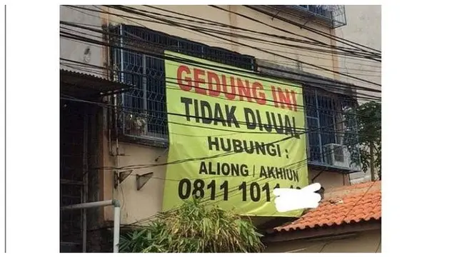 Potret Spanduk di Toko Ini Nyeleneh Abis, Bikin Emosi