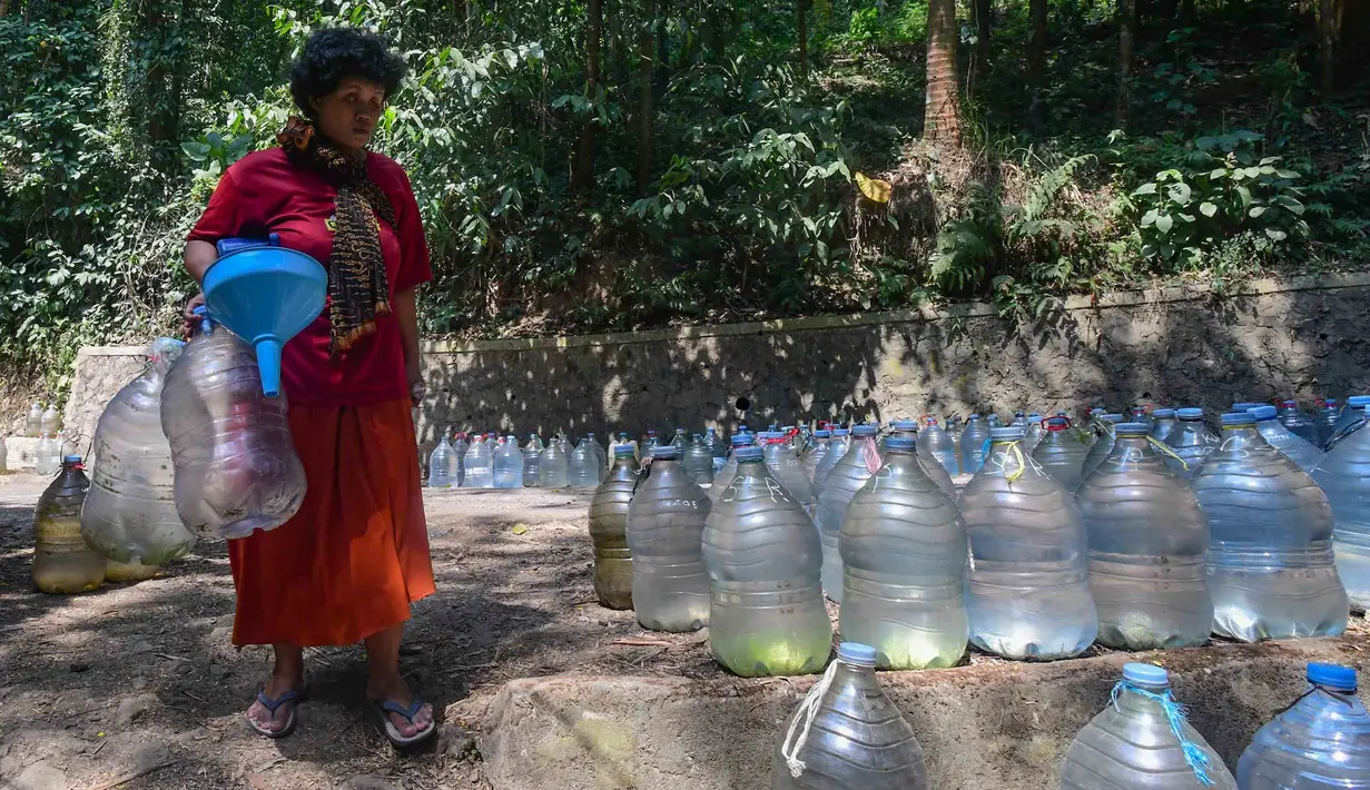 Penyandang tunanetra, Sujanah, berjalan menuju mata air Sumur Bendung di kawasan Gunung Batur, Kota Cilegon, Banten, Minggu (19/07/2026). (KLY/Arie Basuki)