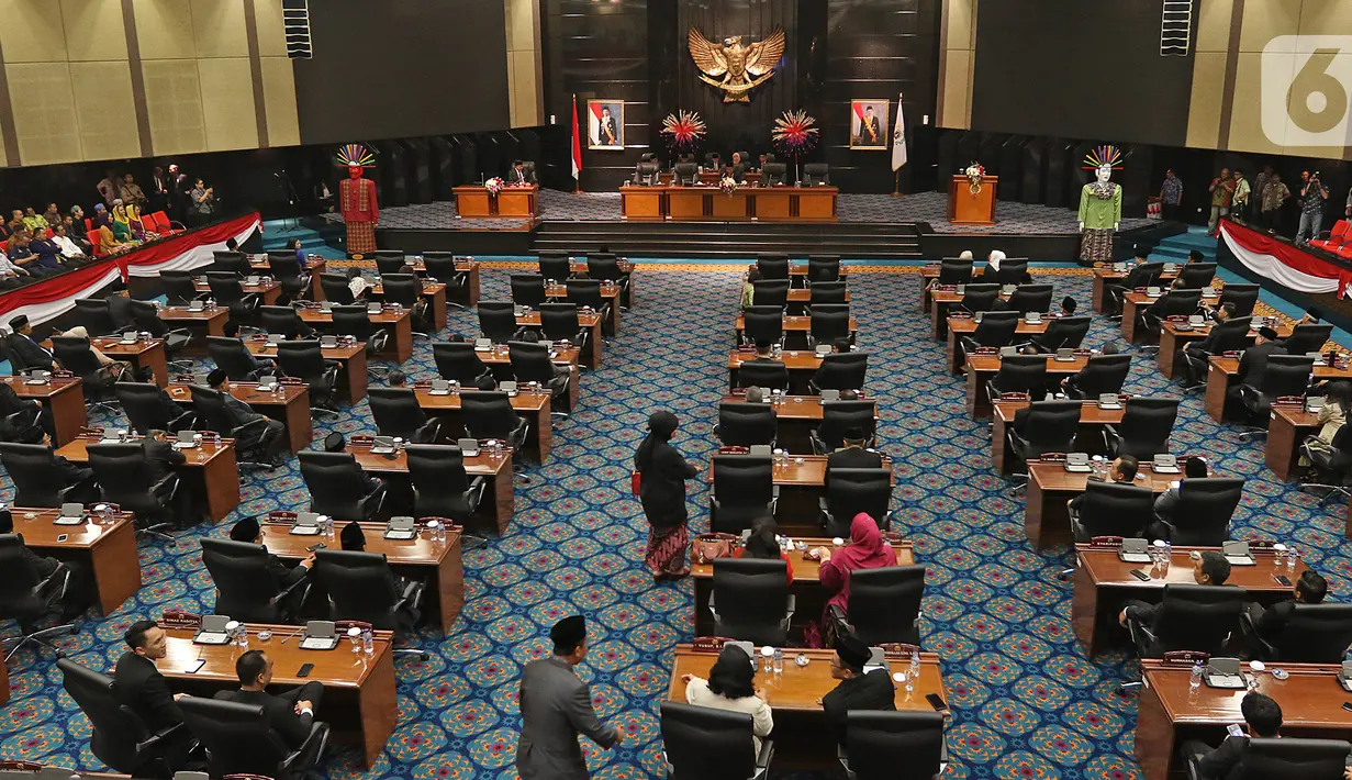 Suasana rapat paripurna DPRD  di Gedung DPRD DKI Jakarta, Kamis (3/10/2019). Rapat paripurna penetapan pimpinan DPRD DKI Jakarta telah selesai, nama-nama ketua dan wakil ketua dari lima fraksi, yakni PDIP, Gerindra, PKS, Demokrat dan PAN telah ditetapkan. (Liputan6.com/Herman Zakharia)