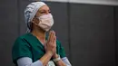Samantha Giambalvo, seorang perawat dari Alabama yang bertugas di New York sejak 6 April, menyaksikan para pemadam kebakaran dan warga yang menunjukkan apresiasi mereka terhadap petugas medis di depan Langone Medical Center NYU di New York, Amerika Serikat, pada 9 Mei 2020.  (Xinhua/Michael Nagle)
