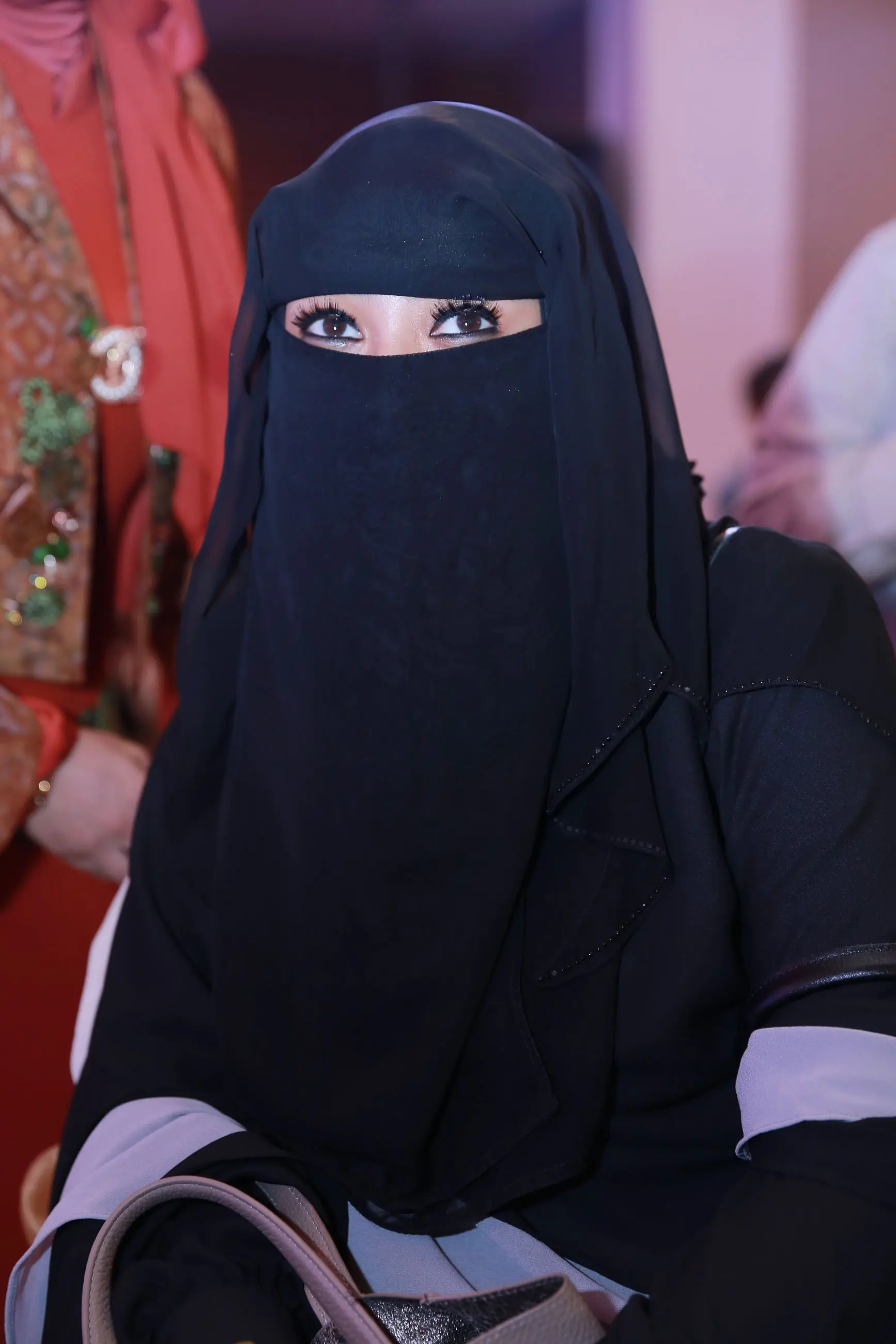 	Memang sebelum Soraya memakai cadar, ia mengenakan hijab yang membuat senyum manis dan hidung bangirnya masih bisa dilihat. Namun kini hanya bagian mata yang terlihat oleh public. (Galih W. Satria/Bintang.com)