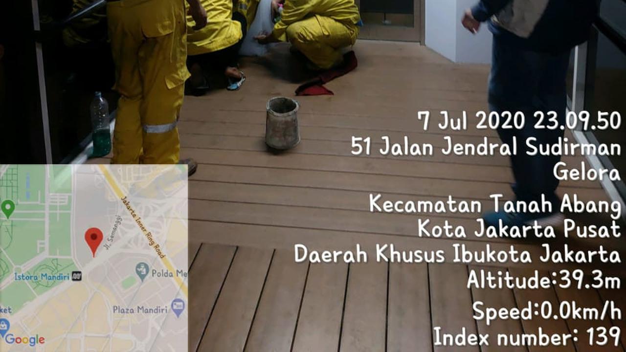 Petugas membersihkan corat-coret di Jembatan Penyebarangan Orang (JPO) di Gelora Bung Karno, Jakarta Pusat.