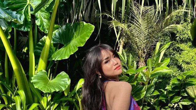 Fuji An Kenakan One Set Backless Shimmer. [@fuji_an]