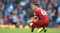 Gelandang Liverpool, Trent Alexander-Arnold, tampak kecewa usai dikalahkan Manchester City pada laga Premier League di Stadion Ettihad, Manchester, Sabtu (9/9/2017). City menang 5-0 atas Liverpool. (AFP/Oli Scarff)