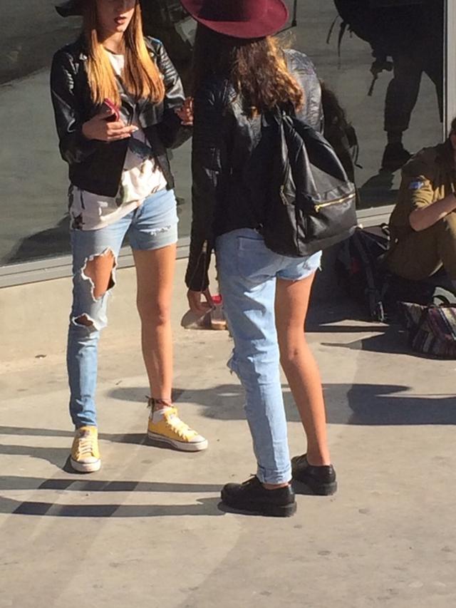 6 Gaya Fashion Nyentrik di Tempat Umum Ini Bikin Kamu Geleng Kepala