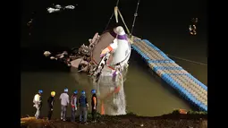 Kepala pesawat TransAsia Airways turboprop ATR 72-600 saat diangkat oleh petugas di sungai Taipe, Taiwan, Rabu (4/2/2015).  Pesawat yang mengangkut 58 penumpang dan awak pesawat itu terhempas ke sungai saat hendak lepas landas. (REUTERS/Pichi Chuang)