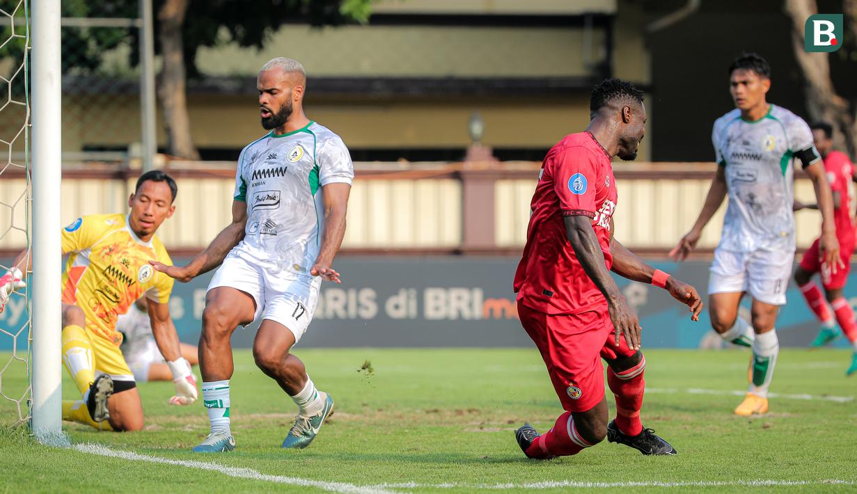 Pemain Semen Padang, Ikechukwu Kenneth Ngwoke terjatuh setelah berusaha mencetak gol melalui tendangan backheel ke gawang PSS Sleman pada laga lanjutan BRI Liga 1 2024/2025 di Stadion STIK, Jakarta, Senin (26/08/2024). (Bola.com/Bagaskara Lazuardi)