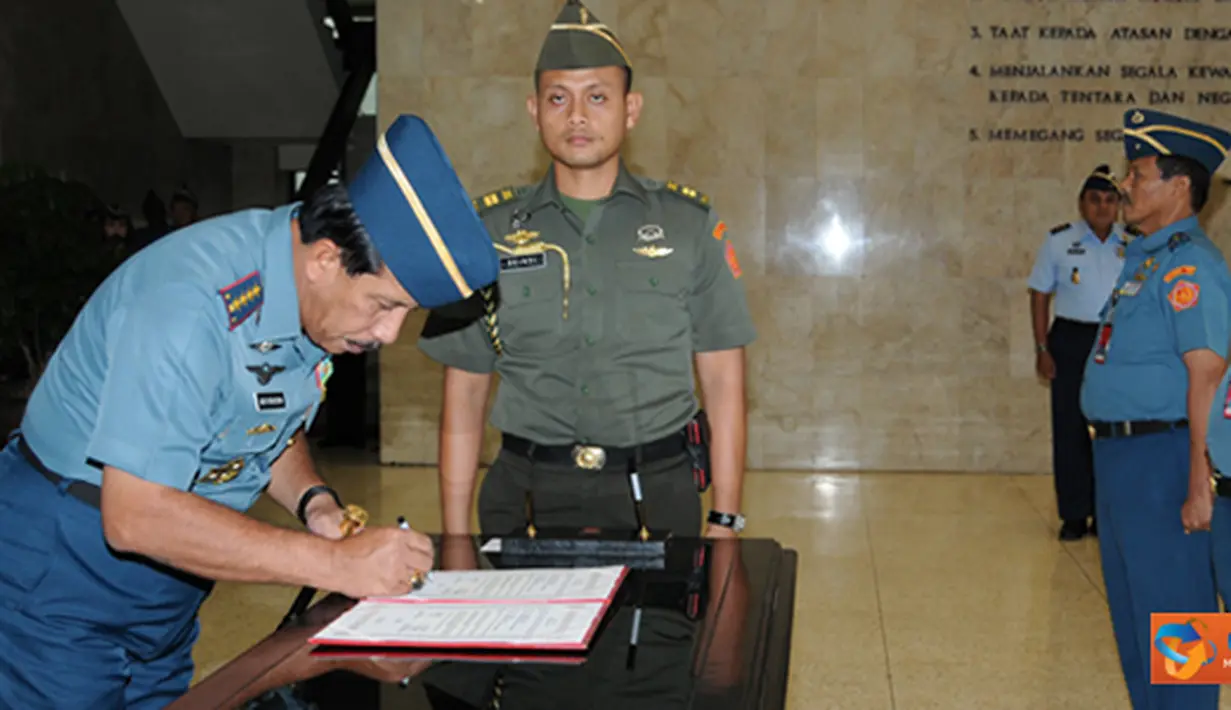 Citizen6, Jakarta: Usai menerima Pelaporan Sertijab Kapusku TNI, ditempat yang sama Panglima TNI menerima pelaporan  kenaikan pangkat 19 Perwira Tinggi (Pati) TNI. (Pengirim: Badarudin Bakri). 