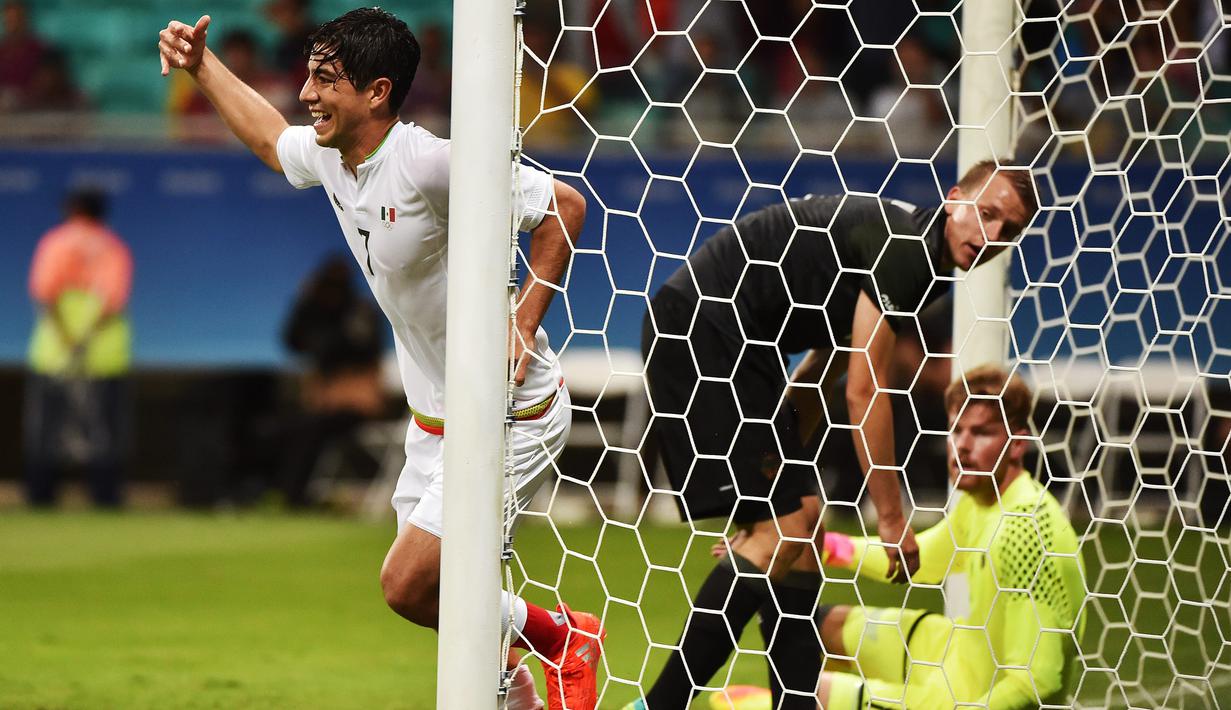 Ekspresi pemain Meksiko, Rodolfo Pizarro, setelah mencetak gol ke gawang Jerman pada laga perdana Grup C Olimpiade Rio 2016 di Arena Fonte Nova, Jumat (5/8/2016) dini hari WIB. (AFP/Nelson Almeida)