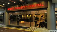 Di Rumah Sakit Mount Elizabeth, Olga Syahputra menghembuskan nafas terakhirnya, Singapura, Pada pukul 16.17 wib, Jumat (27/3/2015).(AFP Photo/Roslan Rahman)