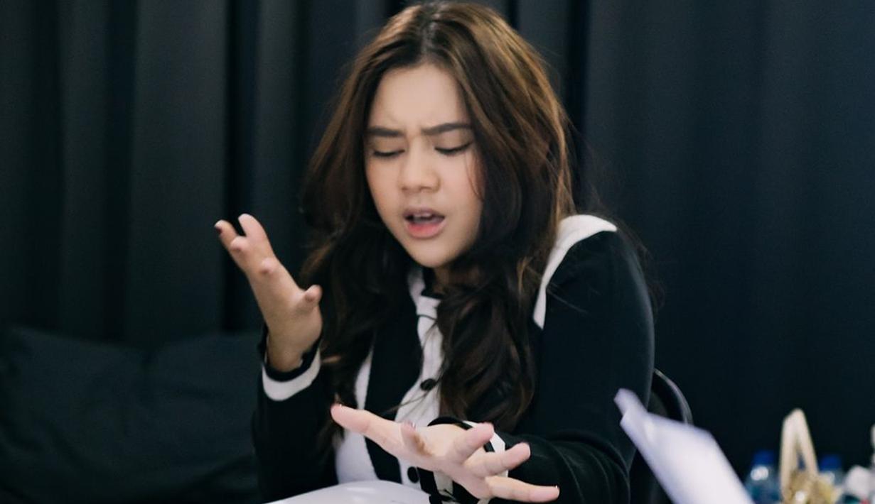 Selain menampilkan Super Girls: Lyodra, Tiara, Ziva, Konser Super Diva juga tentunya diikuti oleh 3 Diva: Kris Dayanti, Titi DJ, Ruth Sahanaya. Mereka bersinergi menciptakan konser spektakuler dengan magisnya pengalaman musik dan visual dari Erwin Gutawa dan Jay Subyakto. (Liputan6.com/IG/@superdiva.official)