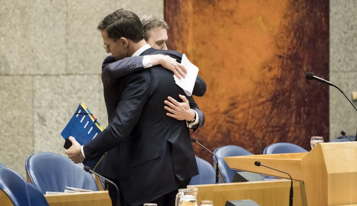 Menteri Luar Negeri Belanda Halbe Zijlstra memeluk perdana menteri Mark Rutte setelah mengumumkan pengunduran dirinya di Den Haag (13/2). (Martijn Beekman/ANP/AFP)