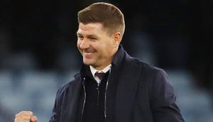 Pelatih Aston Villa, Steven Gerrard, tampak bahagia usai mengantarkan Aston Villa meraih poin penuh. (AFP/Geoff Caddick)